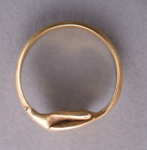 loquaciousconnoisseur:Gold ‘fede’ or betrothal ring, the bezel of the ring is made in the form of tw
