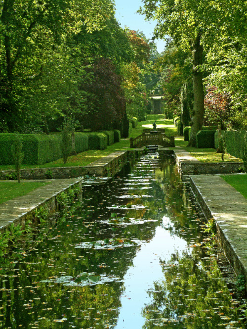 a-l-ancien-regime:The Peto Water Garden at Buscot Park in OxfordshireThe Water Garden at this 18th c