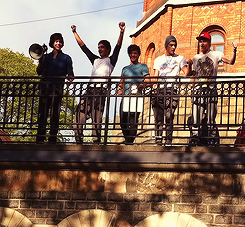 guydirectioners:  More group shots of the boys from the balcony. [x] 