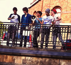 guydirectioners:  More group shots of the boys from the balcony. [x] 