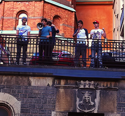 guydirectioners:  More group shots of the boys from the balcony. [x] 