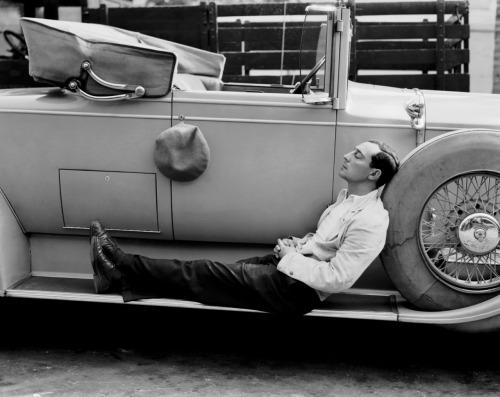 catacombesss-deactivated2014031:  Buster Keaton on the Lincoln Convertible Coupe, 1929. 