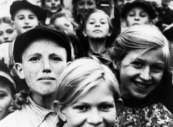 fyeah-history:  Children of the ghetto, Szydlowiec, Poland, December 1940On the outbreak of World War II there were about 7,200 Jews in Szydlowiec. On Sept. 23, 1942, 10,000 Jews from Szydlowiec and its vicinity were deported to the *Treblinka death camp.