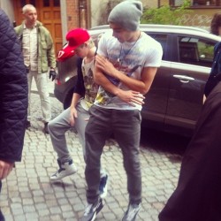 archimedes-andboris:  Niall and Zayn Dancing in Sweden 