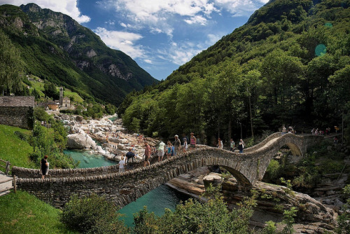 Ponte dei Salti at Lavertezzo in the Verzasca valley, canton Ticino, Switzerland (by B-Lichter).