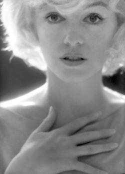 audreyandmarilyn:  Marilyn Monroe photographed by Willy Rizzo, 1961. 