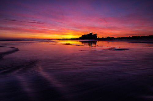 lori-rocks:  Bamburgh Castle (by RichardHurstPhotography)