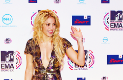 iheartshakira:  Picture 5/100.