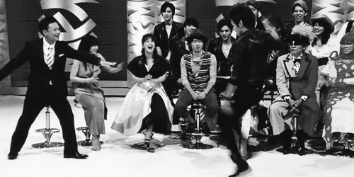 qzizi-deactivated20140801:  Hoya’s demonstrating his splits; Woohyun’s face is just like ‘OMG WHAT ARE YOU DOING!?”, Myungsoo’s is just like “I wonder how close to the ground he can go…”, Sungyeol’s is all “Ouuuu” and Dongwoo’s
