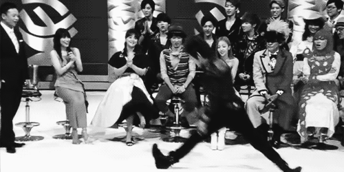 qzizi-deactivated20140801:  Hoya’s demonstrating his splits; Woohyun’s face is just like ‘OMG WHAT ARE YOU DOING!?”, Myungsoo’s is just like “I wonder how close to the ground he can go…”, Sungyeol’s is all “Ouuuu” and Dongwoo’s