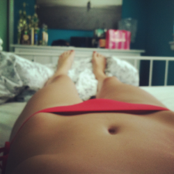 systemofadowny:mincccino:  toothpaste-kiss3s:  canitbesummerforever:  Me.  (via imgTumble) hip bones tho mine r biga