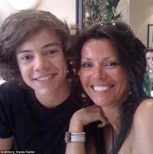 Shoutout to One Directions Mums today. Happy Mothers Day sex god creators!