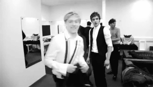 zaynspanties:  tomlinsoff-tomlinson:  hazzasboobs:  yourreasontobe-1d:  chrispxne: Niall knows we like what we see.  GUYS, I CAN’T BREATHE. THERE IS A LACK OF OXYGEN GOING TO MY LUNGS RIGHT NOW.   bUT LOUIS  BUT HARRY PULLING HIS SHIRT OUT OF HIS PANTS 