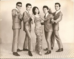 lizeatsdirt:  Veronica Young &amp; The Moonglows, 1966. HOW COOL DO THESE GUYS LOOK? Everyone should wear suits like these. 