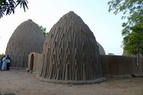 Traditional mud houses in Pouss village, northern Cameroon (by 10b travelling).