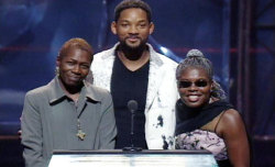 makaveli-immortalized:  Afeni Shakur &amp; Voletta Wallace, mothers of Tupac &amp; Biggie together, presenting the Best Rap Video Award at the 1999 MTV Video Music Awards 