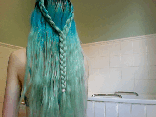 barbiesawhore: sexorcizm:also look at this really cool thing I did with my hair that is really cool 