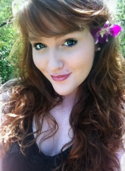 seize-fate-by-the-throat:  There’s a girl out there with love in her eyes and flowers in her hair.  Simply a girl with PRETTINESS 