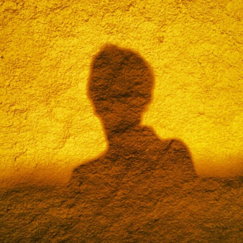 batatascomenguias:  #shadow #wall #me #yellow #photugal #kelvin (Tirada com o instagram)