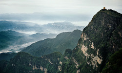 -scenery:  Wan Fo Peak (by lylevincent)