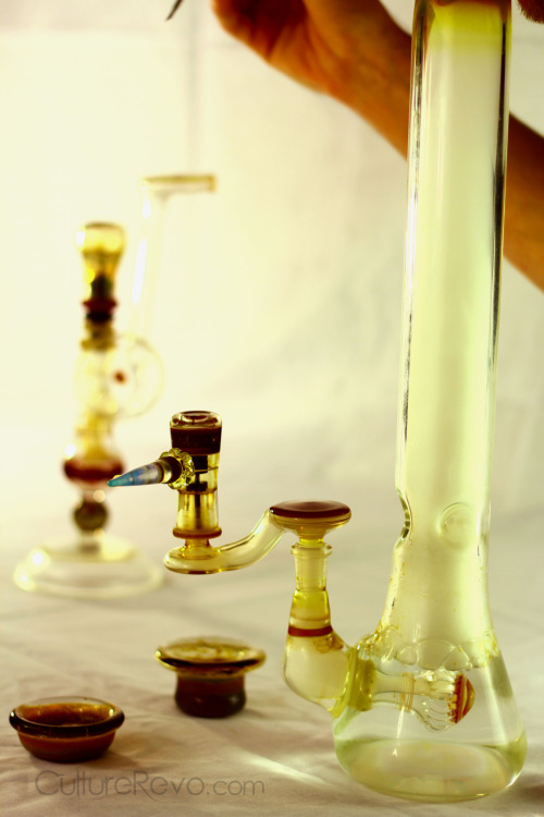 teachmehowtoglovie:  culturerevo:  badback beaker with a drop down dome.  Love seeing culturerevo on