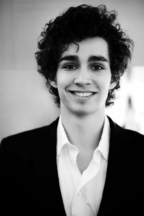 putawaythosefiery-biscuits:   six favourite pictures of Robert Sheehan