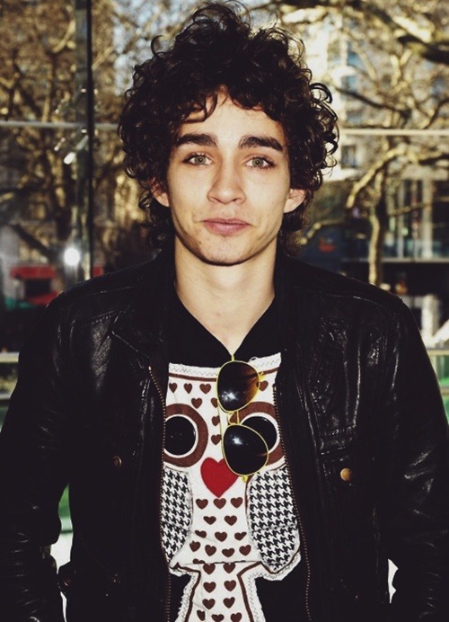 putawaythosefiery-biscuits:   six favourite pictures of Robert Sheehan