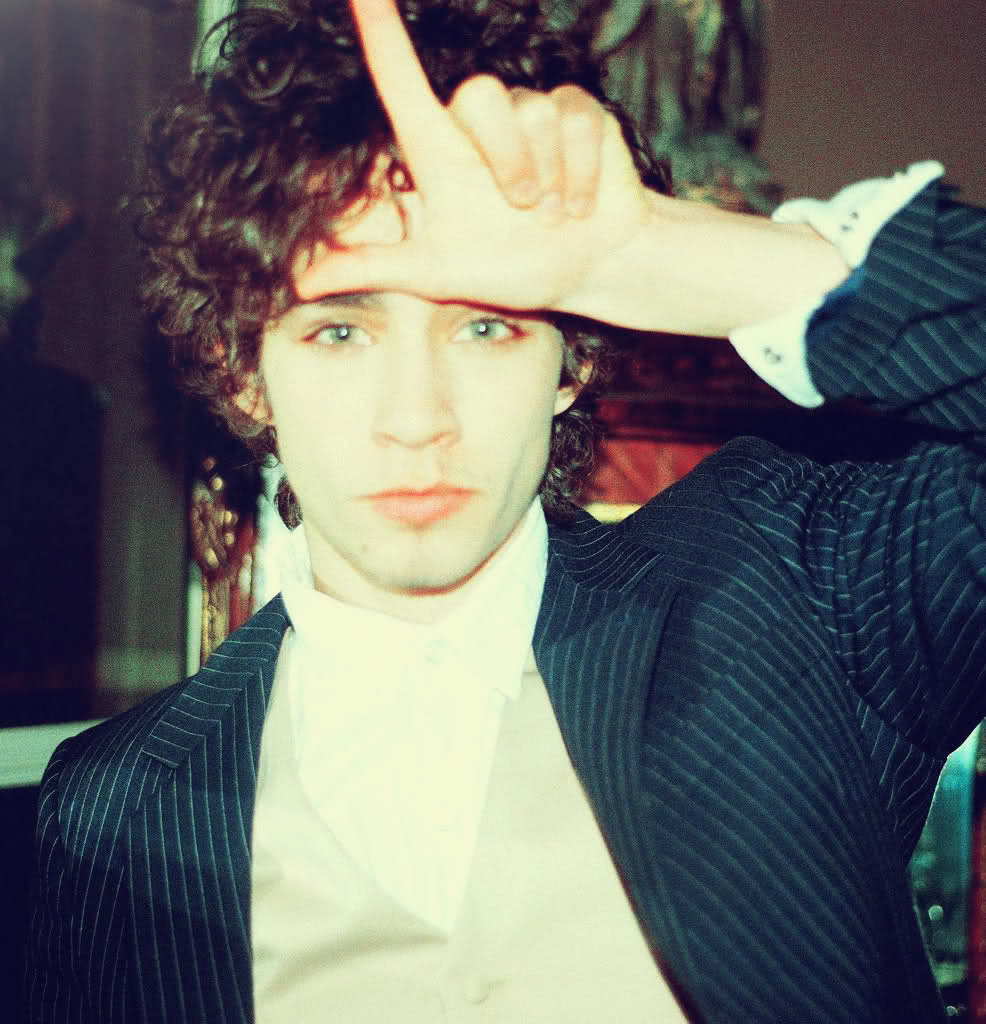 putawaythosefiery-biscuits:   six favourite pictures of Robert Sheehan