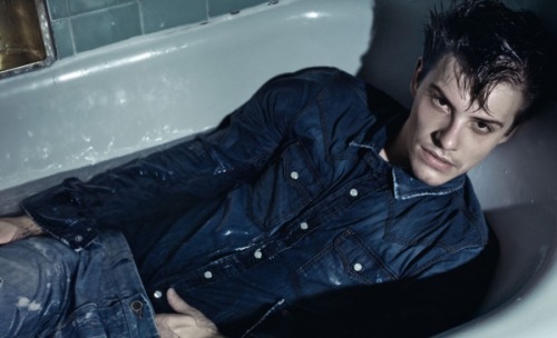 Xavier Samuel of The Loved Ones, The Twilight Saga : Eclipse and Anonymous.In a bathtub.