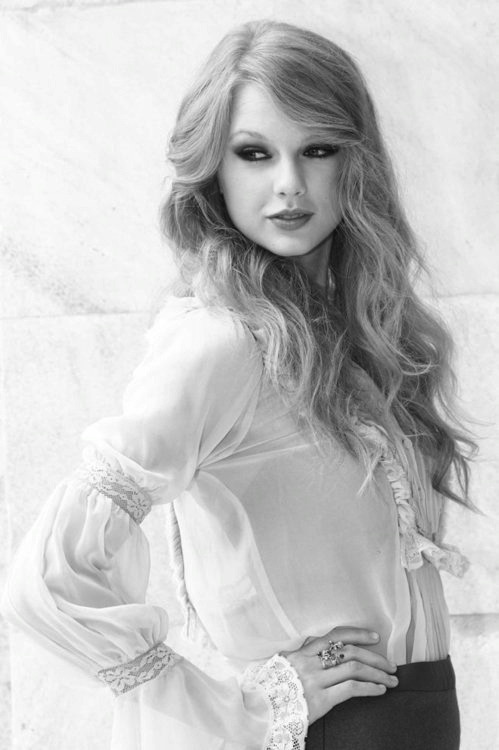 forthosewhocravefashion:  Taylor Swift  omg it&rsquo;s my white chick.