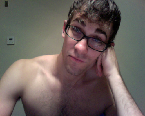 credistibii:I swear I’m studying..