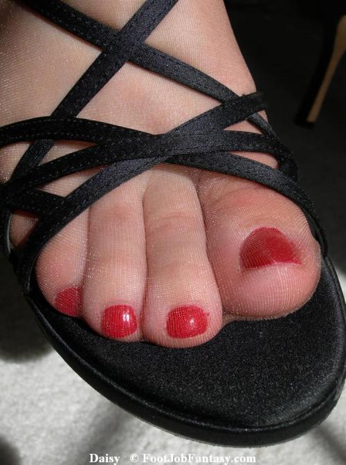 simonsfetishesluvfeet: Daisy’s toes in sandals