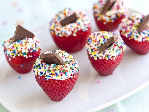 thecakebar:ice cream stuffed strawberries!