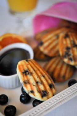 gastrogirl:  blueberry ricotta pancake dippers.