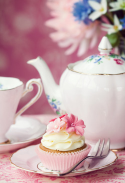 gastrogirl:  pink and white cupcake with