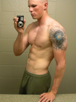 mykindofhotmen:  Thank goodness for army shorts. 