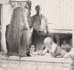 yeskhaleesi:#LOOK HOW SAD DANY IS!!! #I FAILED TO NOTICE THIS EARLIER #MOSTLY BECAUSE I WA