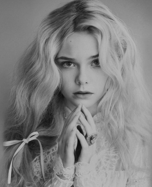 Porn photo jalousie:  Elle Fanning 