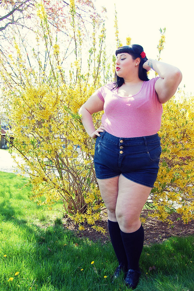 heyfatchick:  lotsalipstick:   New Post: “Play Time” @ Big Hips, Red Lips - click