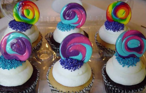 evonnethegreatest:  Lollipop Cupcakes!!! :B 
