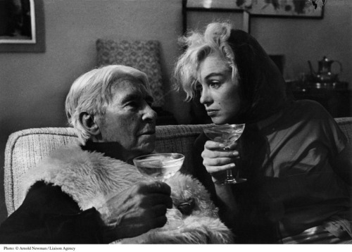 awesomepeoplehangingouttogether:  Carl Sandburg and Marilyn Monroe by Arnold Newman 