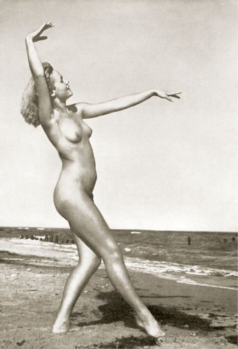 http://nudevintage.tumblr.com/post/23166655675