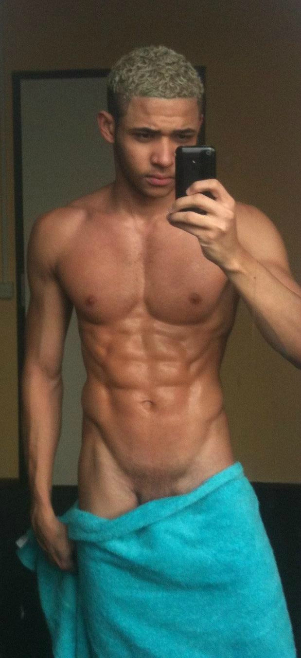 mannthamirror:  carmenvita:  He’s yummy carmenvita  mannthamirror.tumblr.com