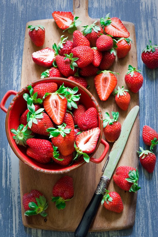 hints-of-the-ocean:  neekaisweird:  Strawberries (by The Little Squirrel)  ☯☼click