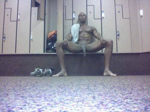 jaremyuncensored:  yourbigblackguy:  dachocolatefactory:  texaslove2013:  sheralton2:  juicestream:  MOTIVATION TO GO TO THE GYM!  Yo  Follow me: http://texaslove2013.tumblr.com  (via TumbleOn )  I must go to that gym   Imagine seeing this when you look