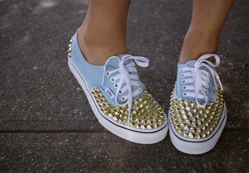 saola:  cola-ocean:  gorg, i want.  Gold studsss