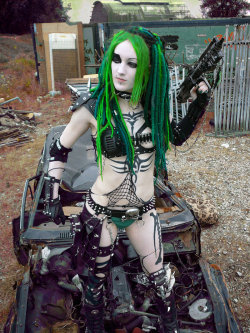 savingthrowvssexy:  Wasteland Royalty by ~IztaJupiter