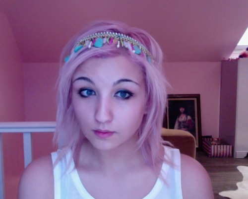 look at how cute my headband is :3
