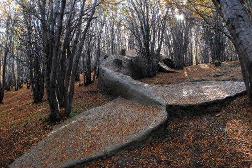 qvxz:Argentinean sculptor Adrián Villar Rojas creates enormous sculptural works that seem like remna