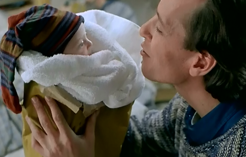 captnbunny:reiseioni:It’s Richard Grant with a baby in a paper sack with a sock on her head.THEARUIR